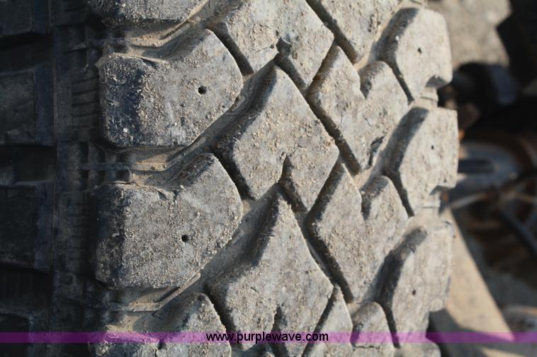 image for item B6838 2000 Ford F250 XL pickup truck cab and chassis