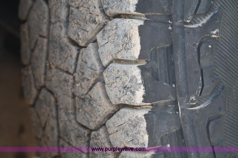 image for item B6838 2000 Ford F250 XL pickup truck cab and chassis