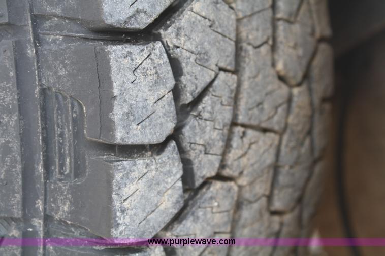 image for item B6838 2000 Ford F250 XL pickup truck cab and chassis