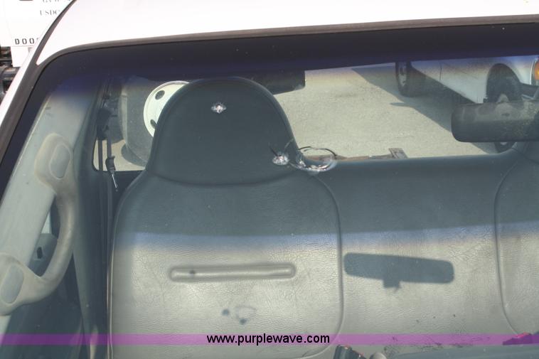 image for item B6838 2000 Ford F250 XL pickup truck cab and chassis