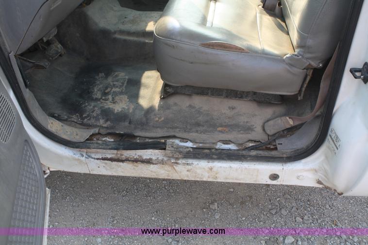 image for item B6838 2000 Ford F250 XL pickup truck cab and chassis