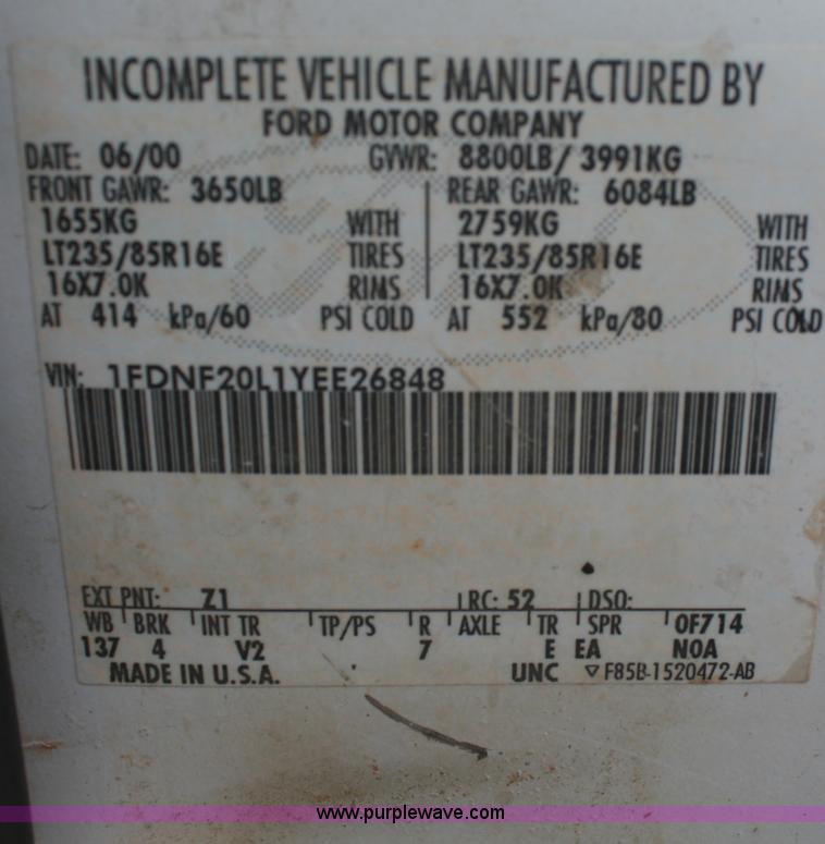 image for item B6838 2000 Ford F250 XL pickup truck cab and chassis