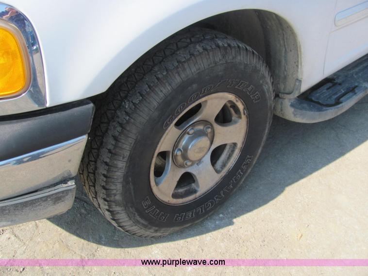 image for item C2577 2001 Ford F150 XLT club cab pickup truck