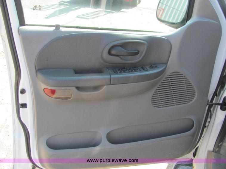 image for item C2577 2001 Ford F150 XLT club cab pickup truck