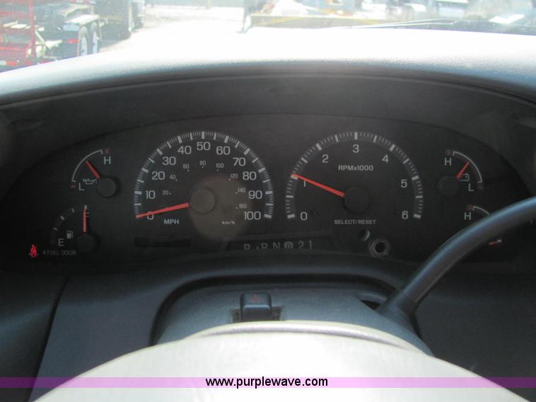 image for item C2577 2001 Ford F150 XLT club cab pickup truck