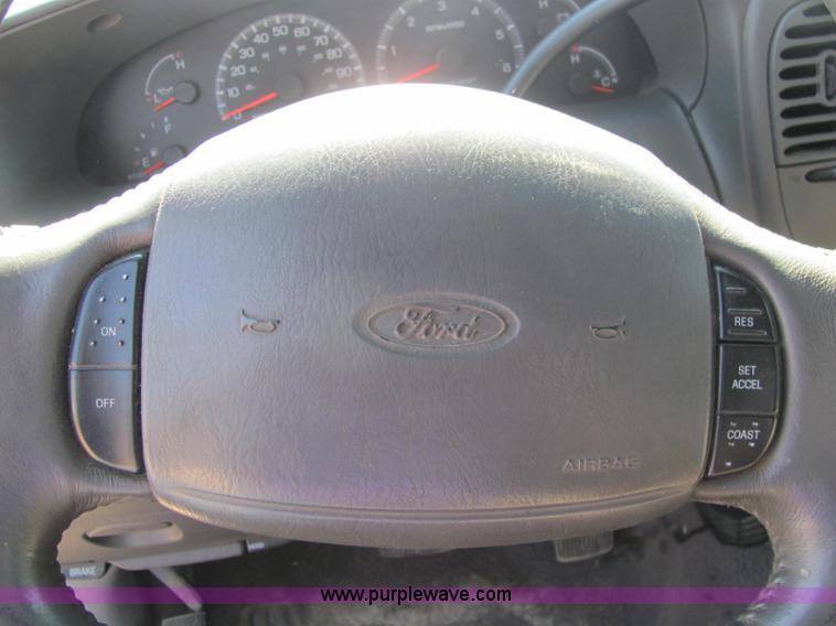 image for item C2577 2001 Ford F150 XLT club cab pickup truck