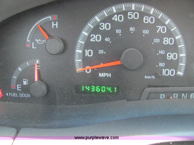 image for item C2577 2001 Ford F150 XLT club cab pickup truck