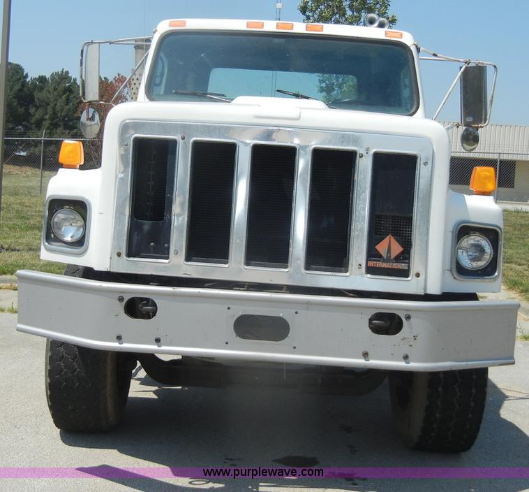 image for item D4159 1989 International 2674 semi truck cab and chassis