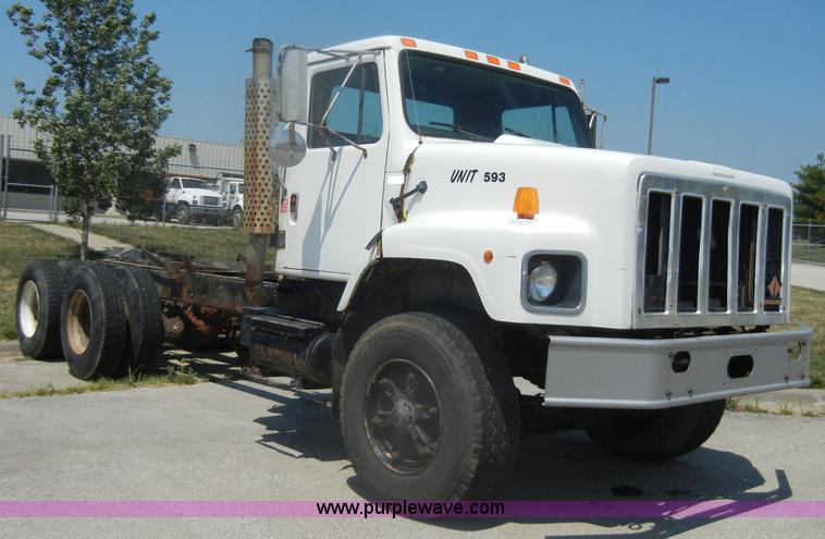image for item D4159 1989 International 2674 semi truck cab and chassis