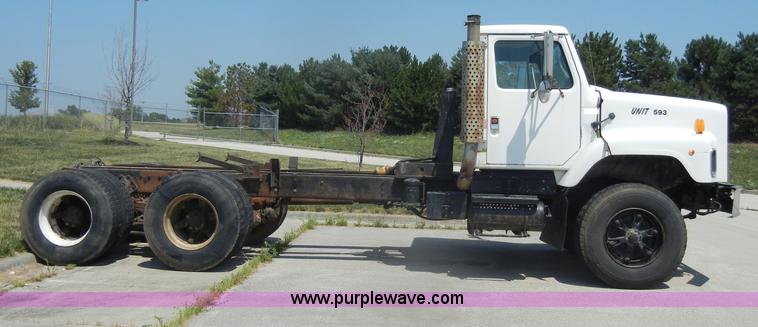 image for item D4159 1989 International 2674 semi truck cab and chassis
