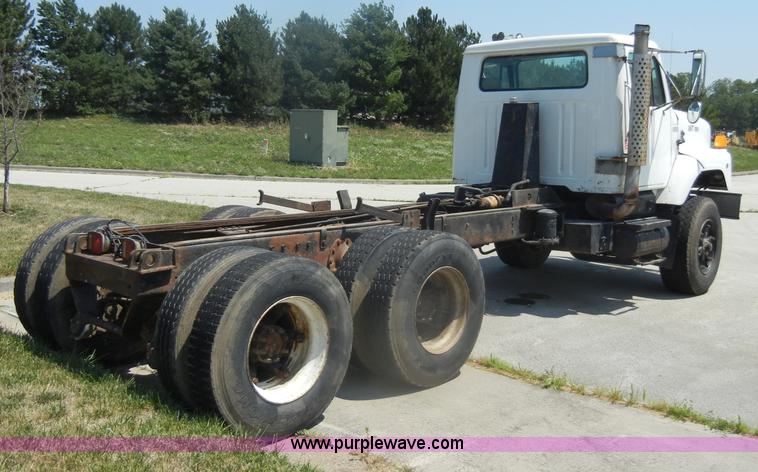 image for item D4159 1989 International 2674 semi truck cab and chassis