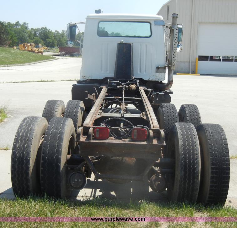 image for item D4159 1989 International 2674 semi truck cab and chassis