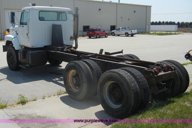 image for item D4159 1989 International 2674 semi truck cab and chassis