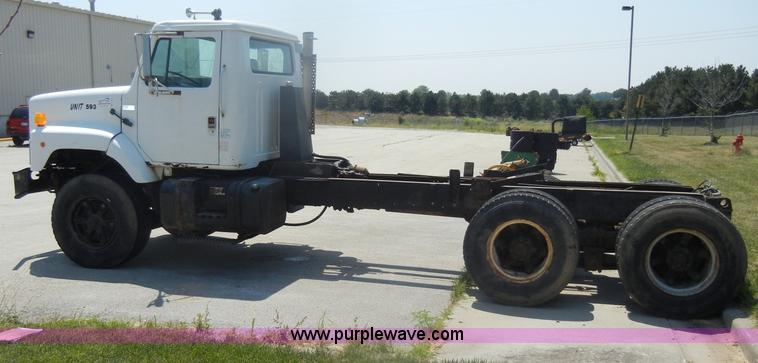 image for item D4159 1989 International 2674 semi truck cab and chassis