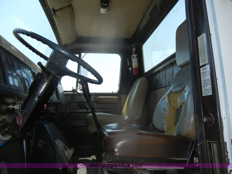 image for item D4159 1989 International 2674 semi truck cab and chassis