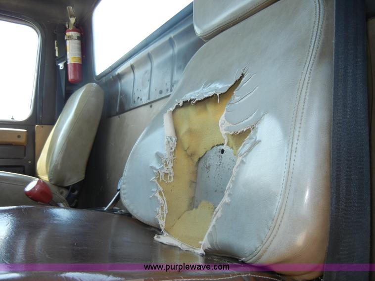 image for item D4159 1989 International 2674 semi truck cab and chassis