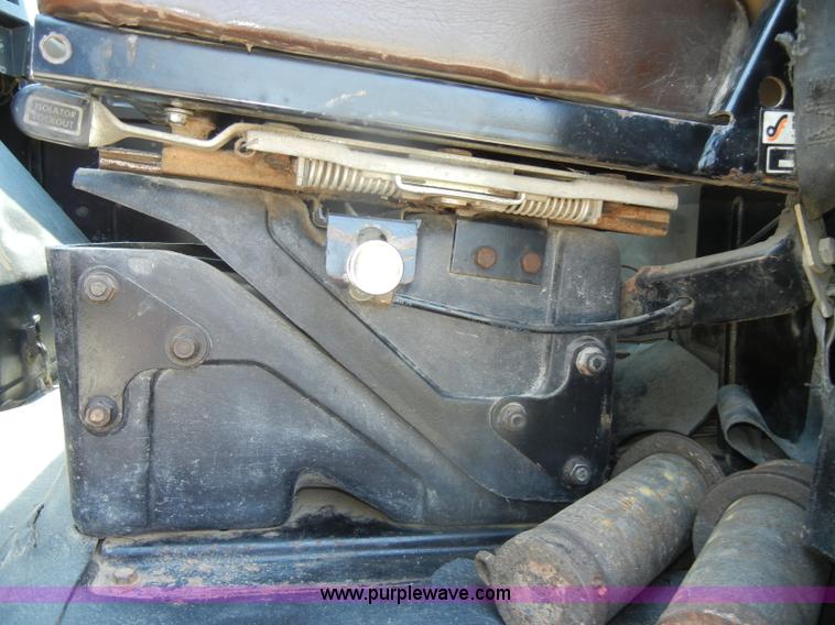 image for item D4159 1989 International 2674 semi truck cab and chassis