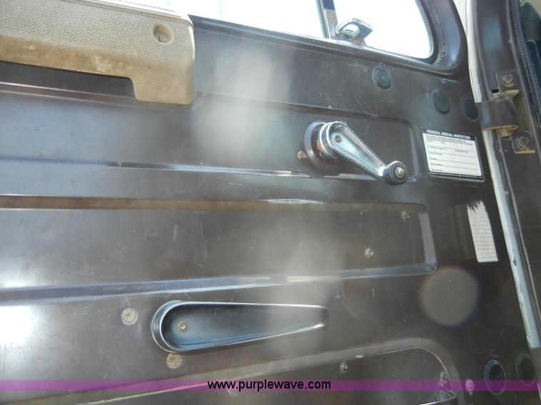 image for item D4159 1989 International 2674 semi truck cab and chassis