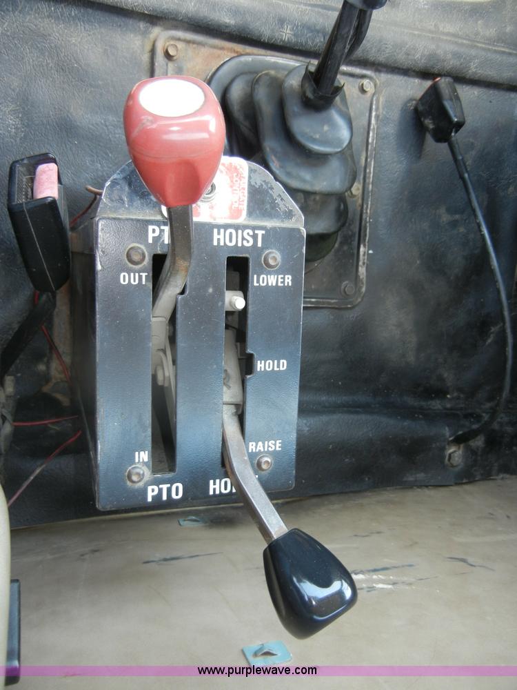 image for item D4159 1989 International 2674 semi truck cab and chassis