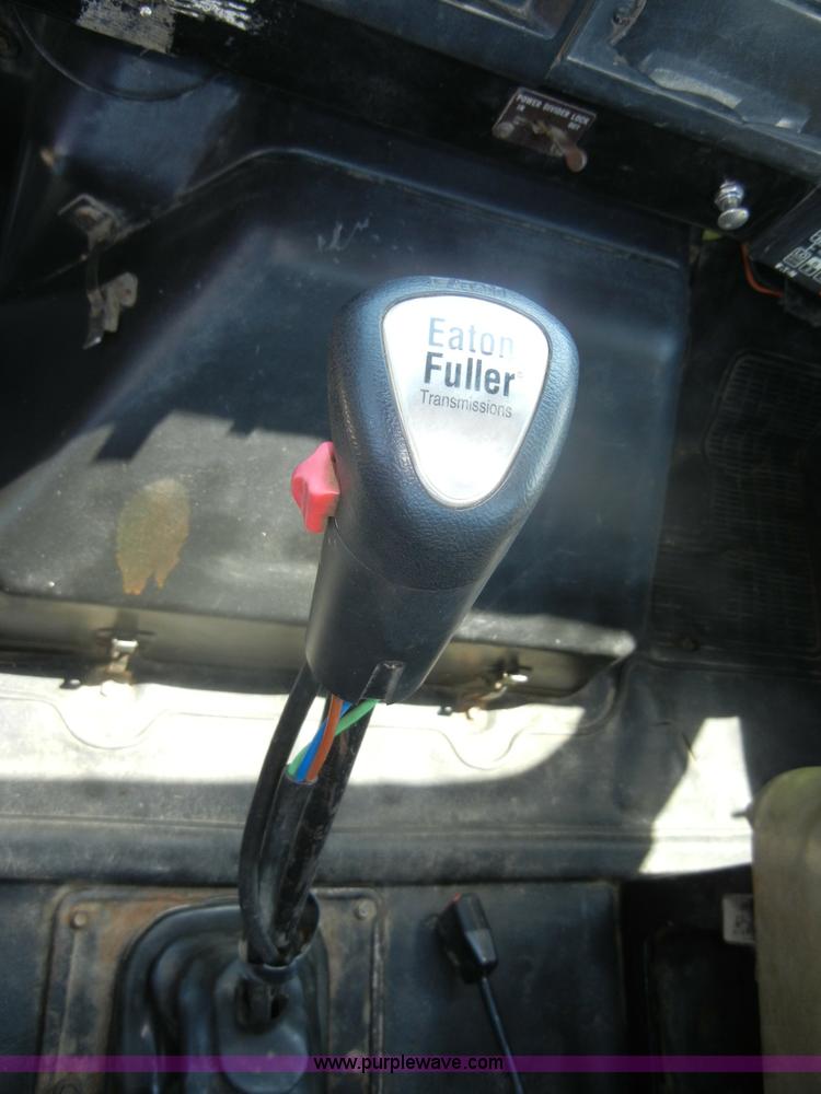 image for item D4159 1989 International 2674 semi truck cab and chassis