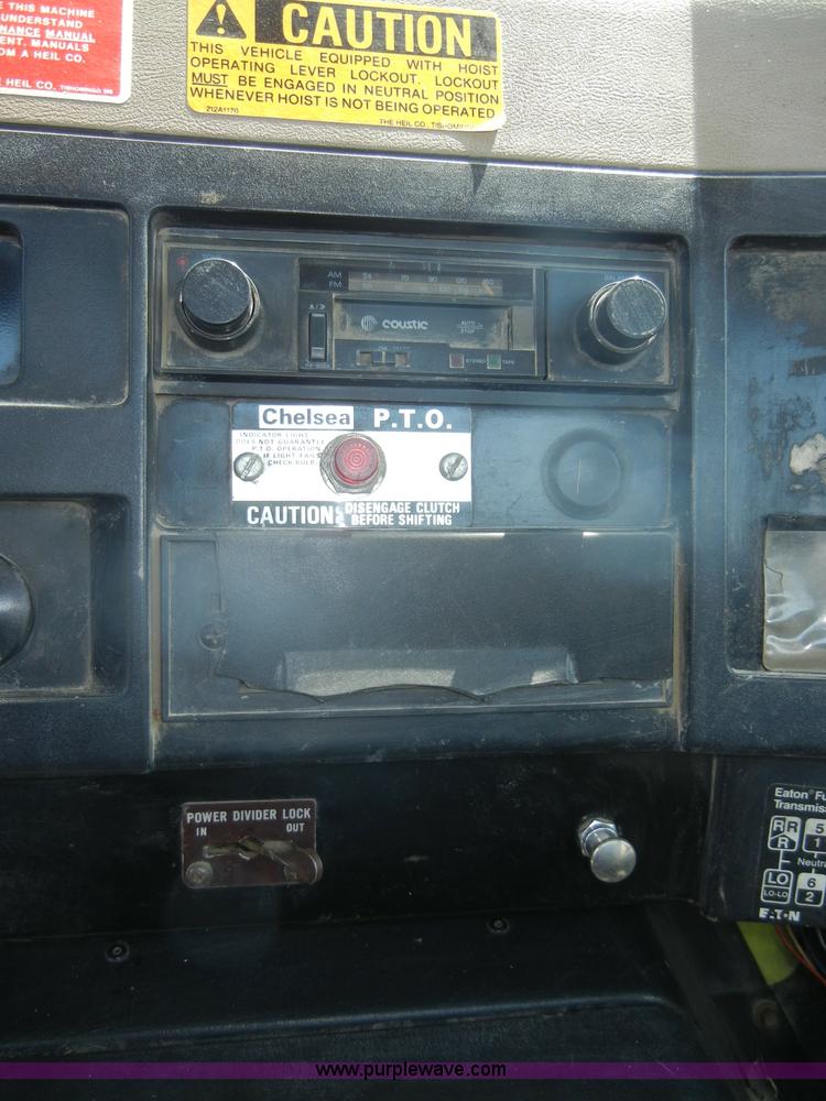 image for item D4159 1989 International 2674 semi truck cab and chassis