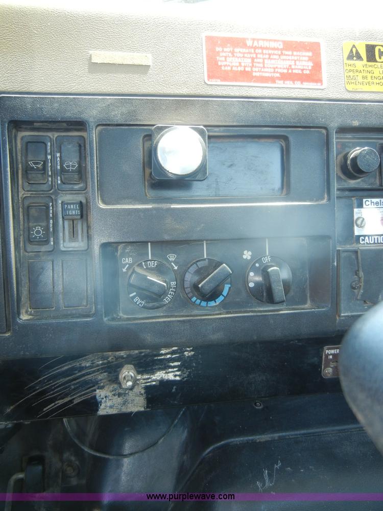 image for item D4159 1989 International 2674 semi truck cab and chassis