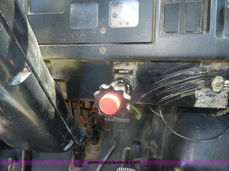 image for item D4159 1989 International 2674 semi truck cab and chassis