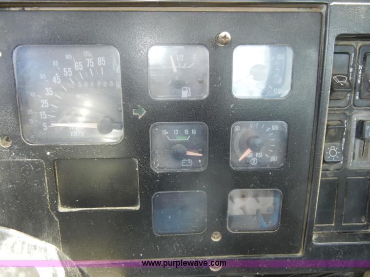 image for item D4159 1989 International 2674 semi truck cab and chassis