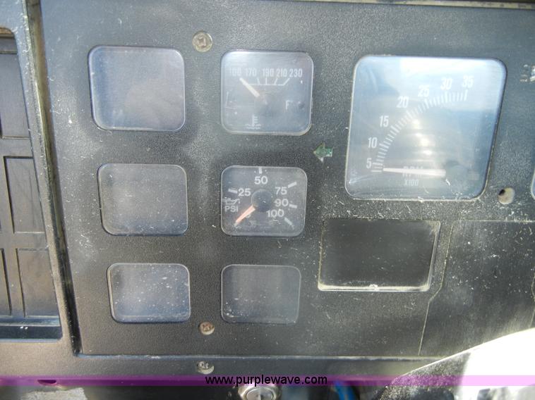 image for item D4159 1989 International 2674 semi truck cab and chassis