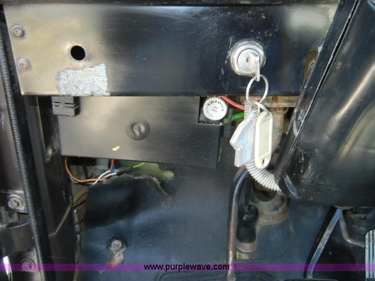 image for item D4159 1989 International 2674 semi truck cab and chassis