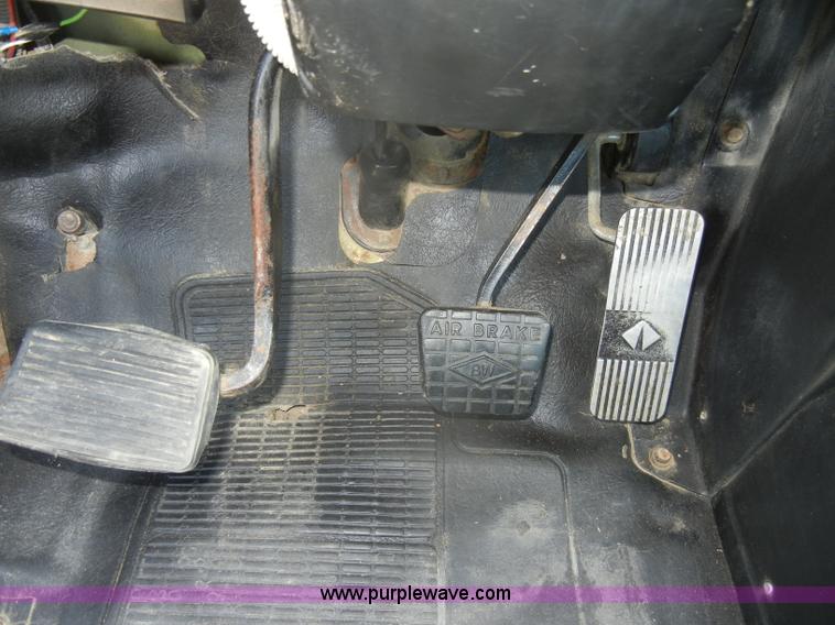 image for item D4159 1989 International 2674 semi truck cab and chassis