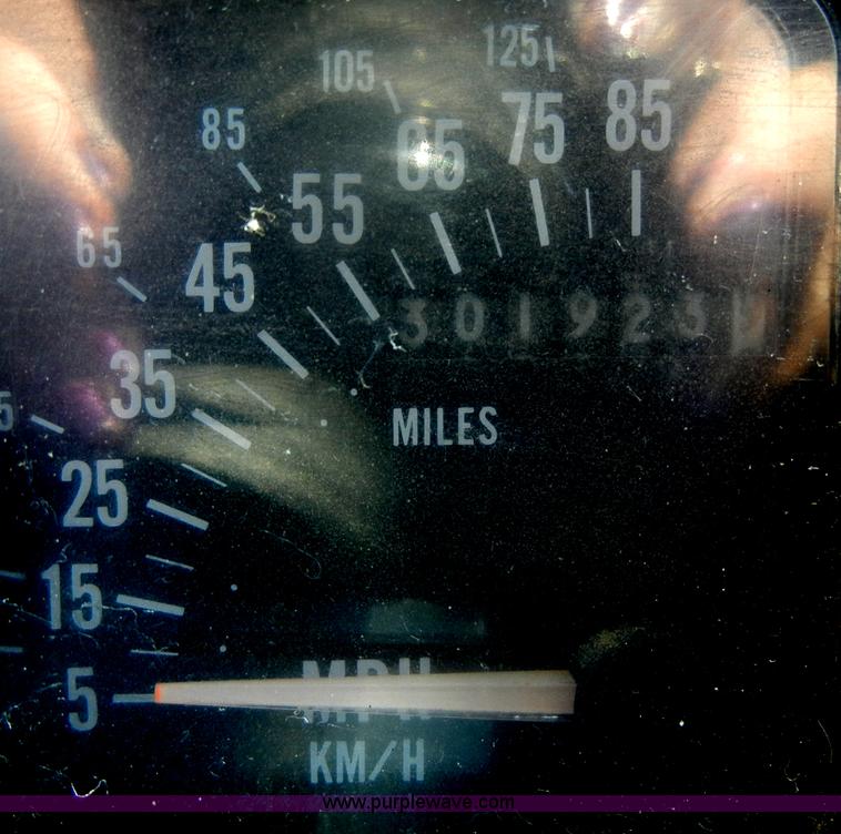 image for item D4159 1989 International 2674 semi truck cab and chassis