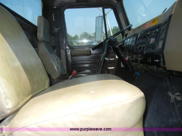 image for item D4159 1989 International 2674 semi truck cab and chassis