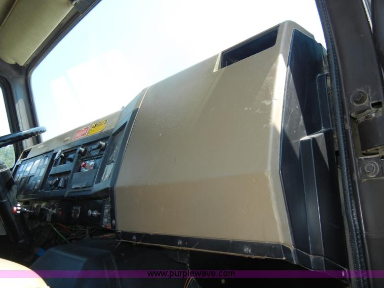 image for item D4159 1989 International 2674 semi truck cab and chassis