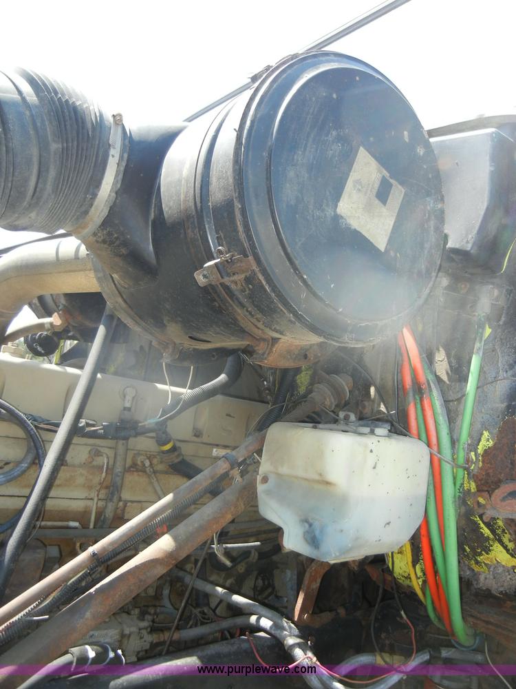 image for item D4159 1989 International 2674 semi truck cab and chassis