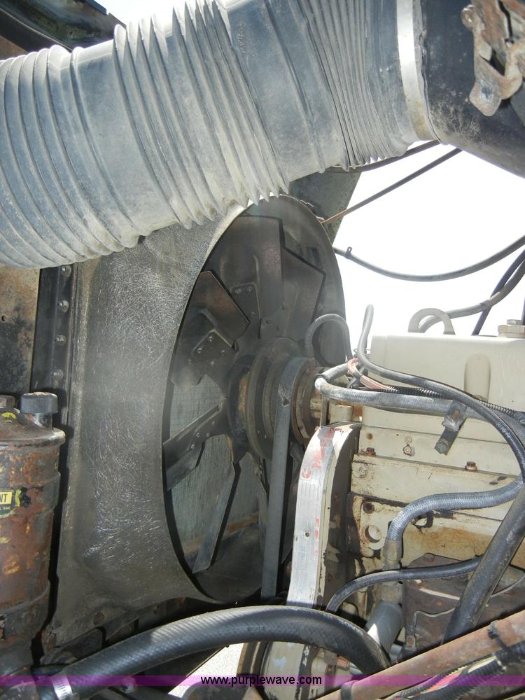 image for item D4159 1989 International 2674 semi truck cab and chassis