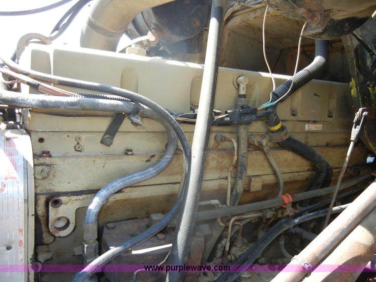 image for item D4159 1989 International 2674 semi truck cab and chassis