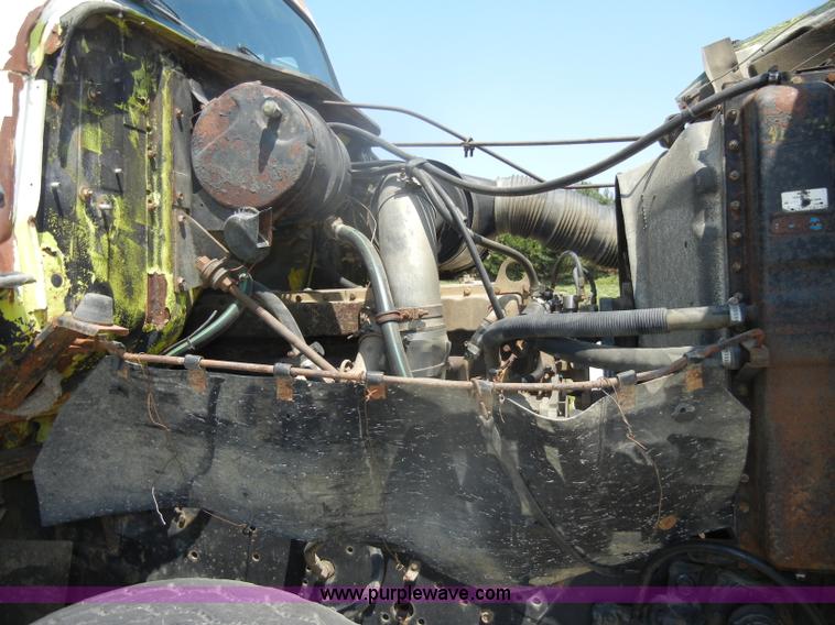 image for item D4159 1989 International 2674 semi truck cab and chassis