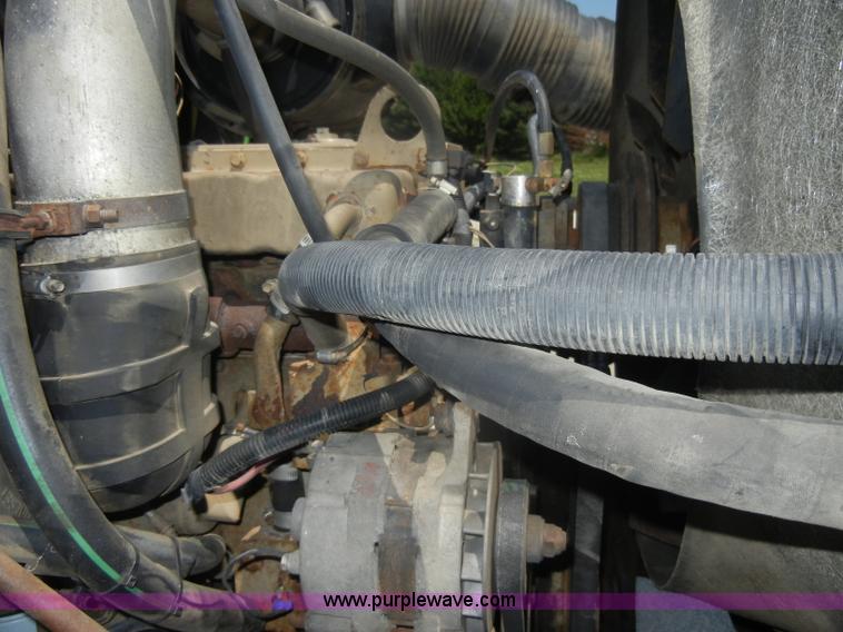 image for item D4159 1989 International 2674 semi truck cab and chassis