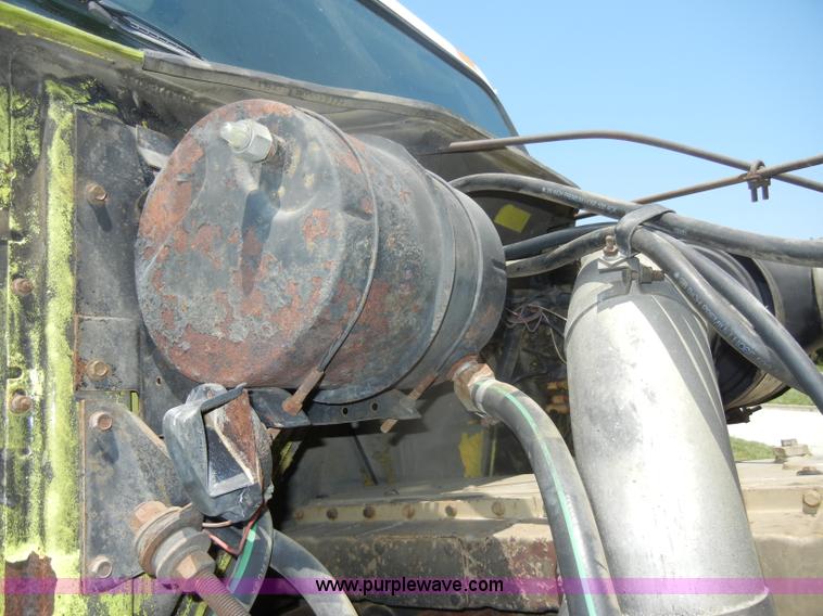 image for item D4159 1989 International 2674 semi truck cab and chassis