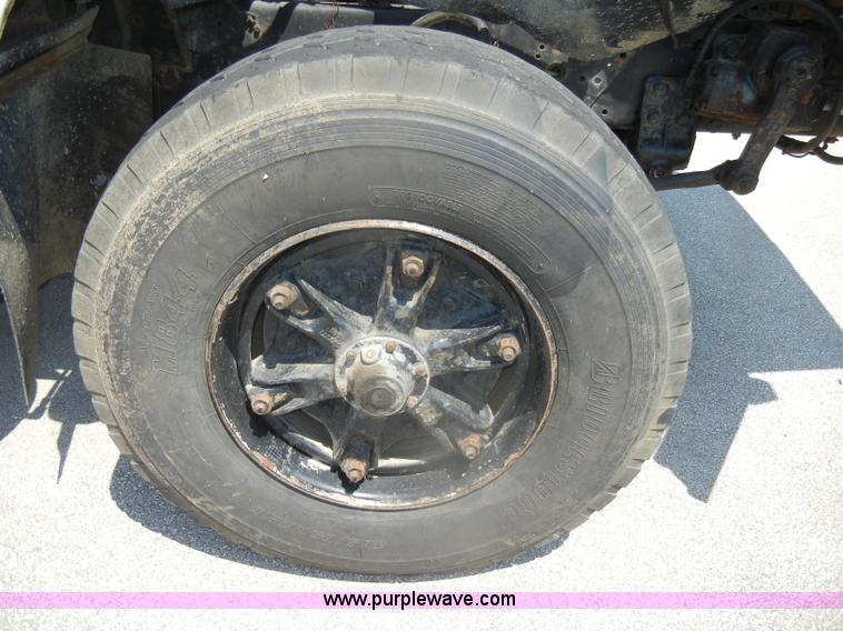 image for item D4159 1989 International 2674 semi truck cab and chassis