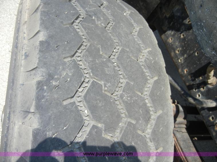 image for item D4159 1989 International 2674 semi truck cab and chassis