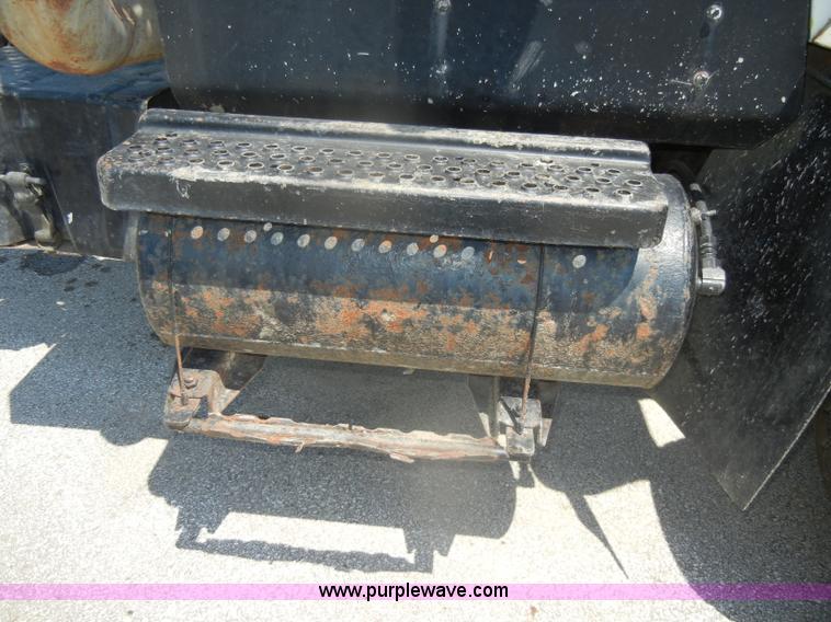 image for item D4159 1989 International 2674 semi truck cab and chassis