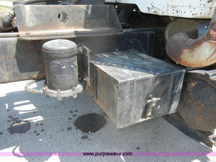 image for item D4159 1989 International 2674 semi truck cab and chassis