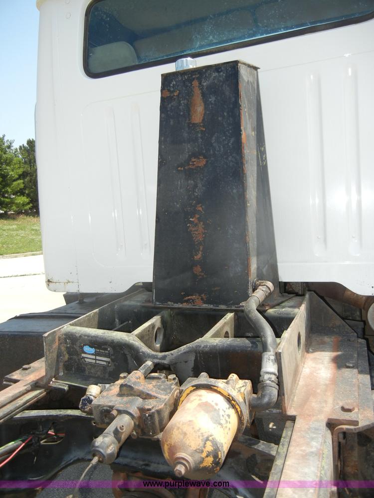 image for item D4159 1989 International 2674 semi truck cab and chassis