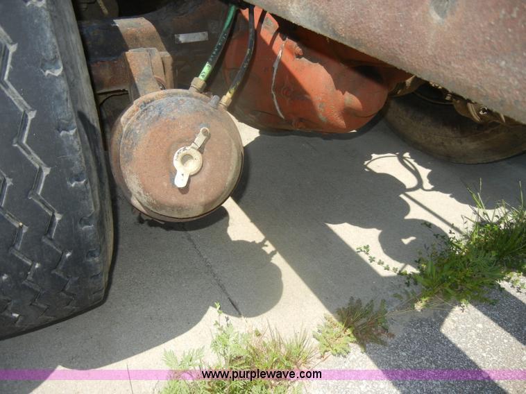 image for item D4159 1989 International 2674 semi truck cab and chassis