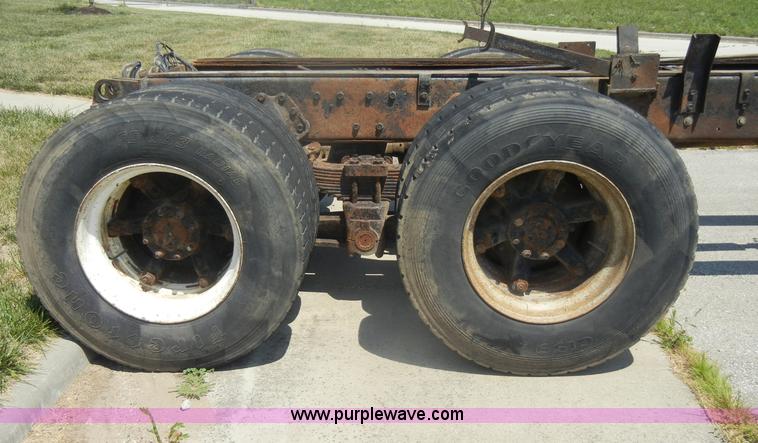 image for item D4159 1989 International 2674 semi truck cab and chassis