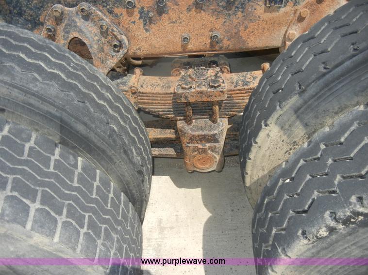 image for item D4159 1989 International 2674 semi truck cab and chassis