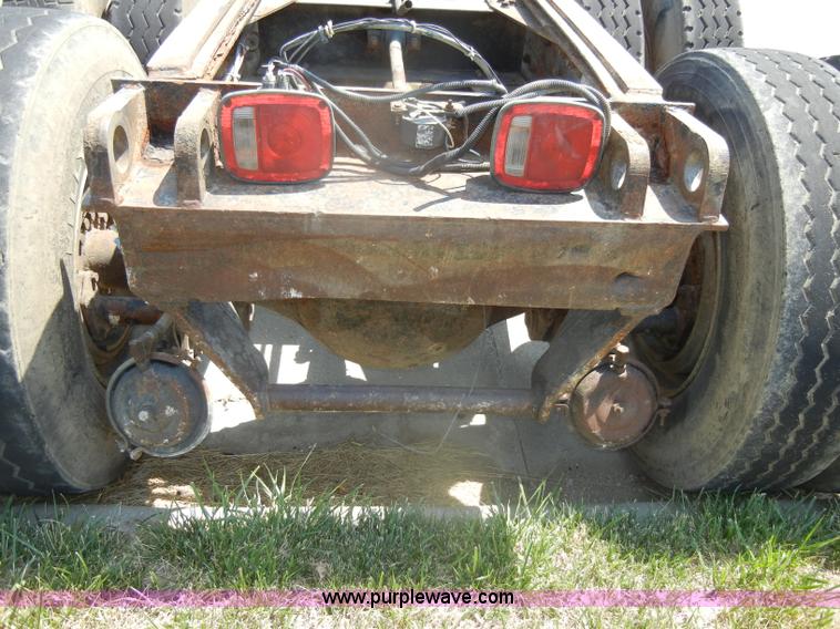 image for item D4159 1989 International 2674 semi truck cab and chassis