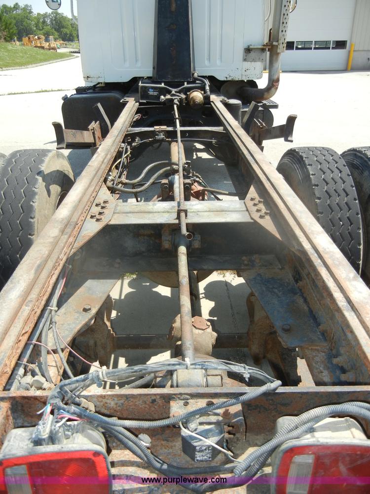 image for item D4159 1989 International 2674 semi truck cab and chassis